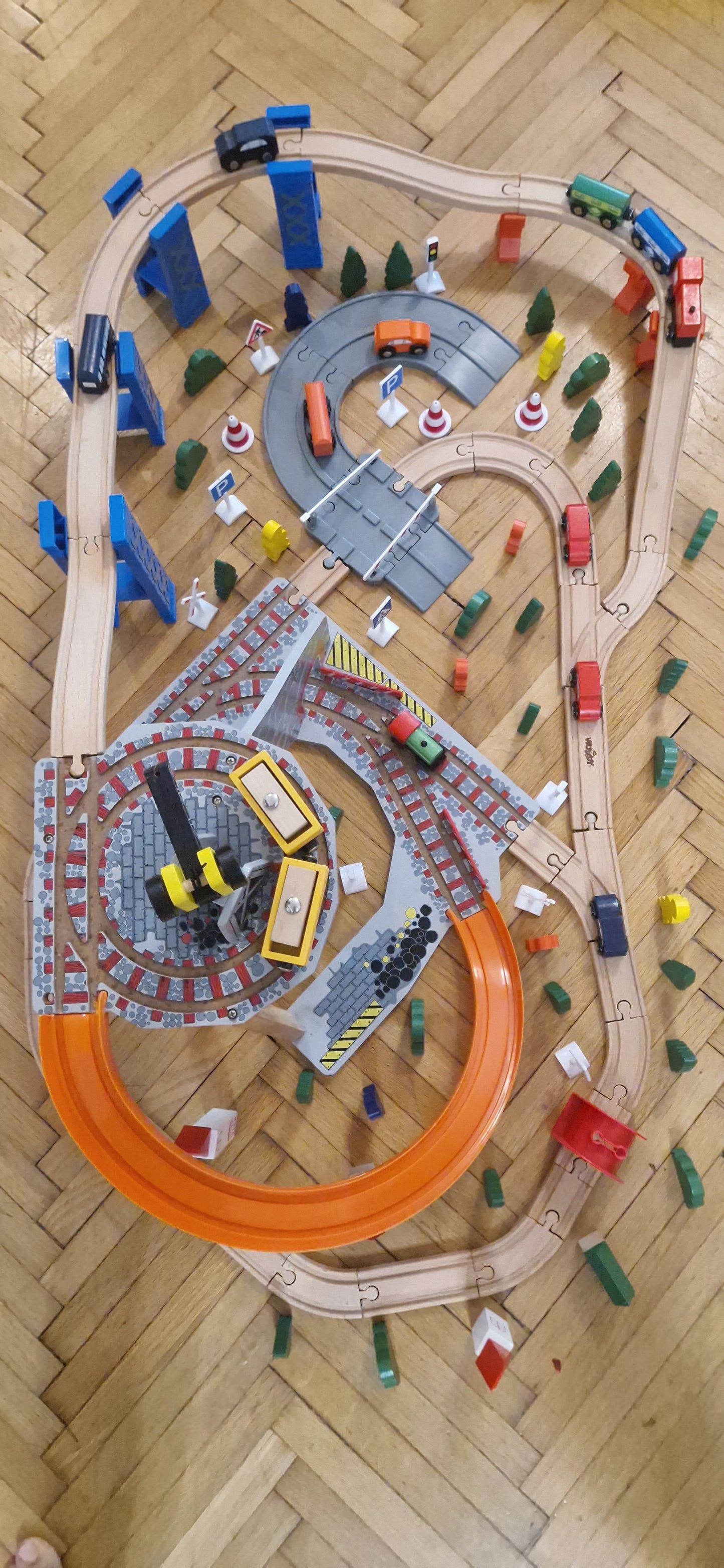 Hatalmas különleges woody vonatpálya rengeteg tartozékkal, daruval