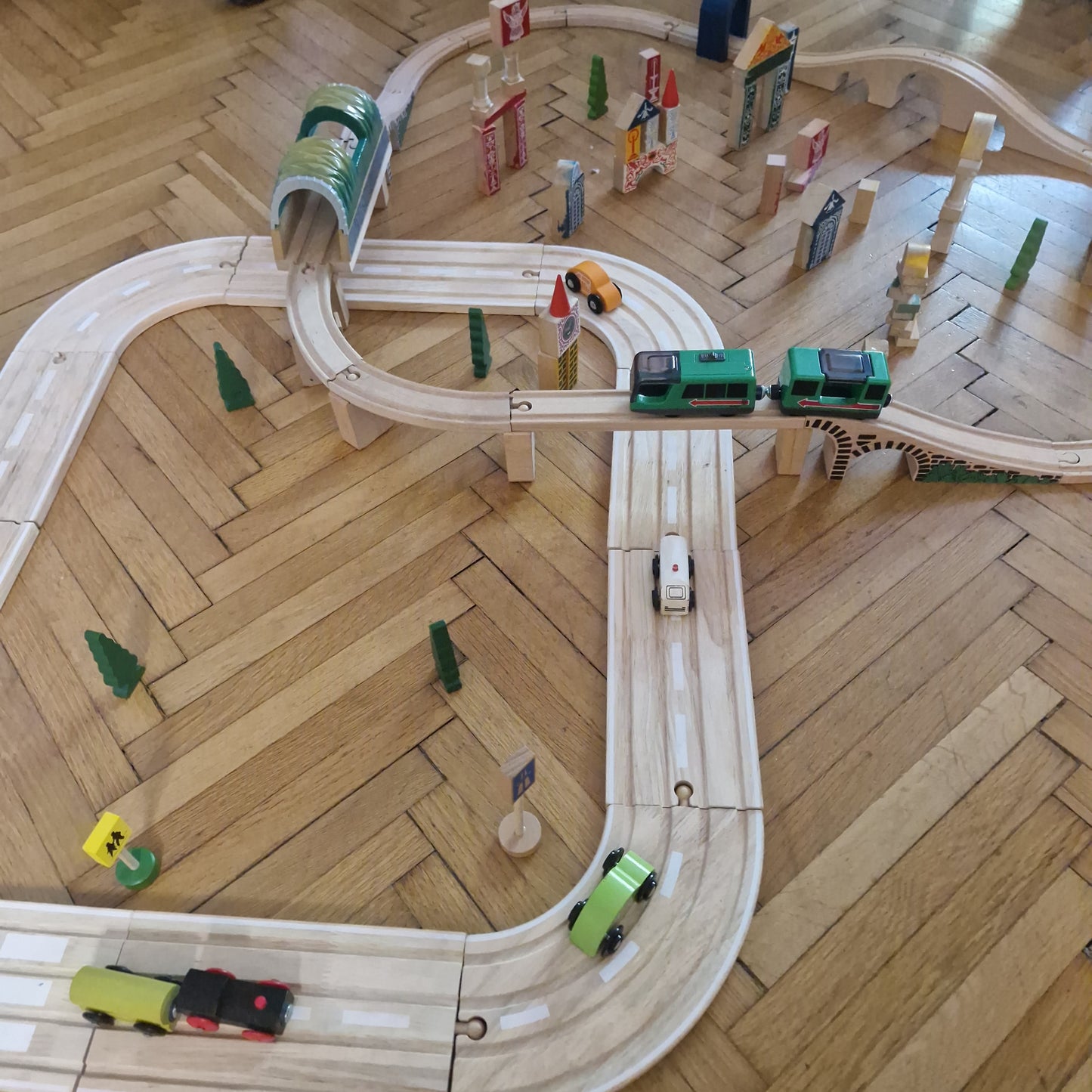 Hatalmas autópálya és vonatpálya kombinációja elektromos kisvonattal