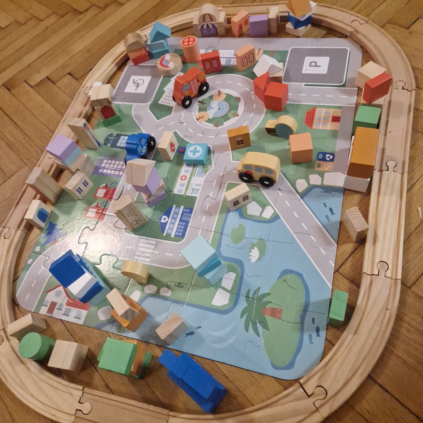 Tündéri városi pálya építőkockákkal, puzzle várossal, kisautókkal, sínekkel