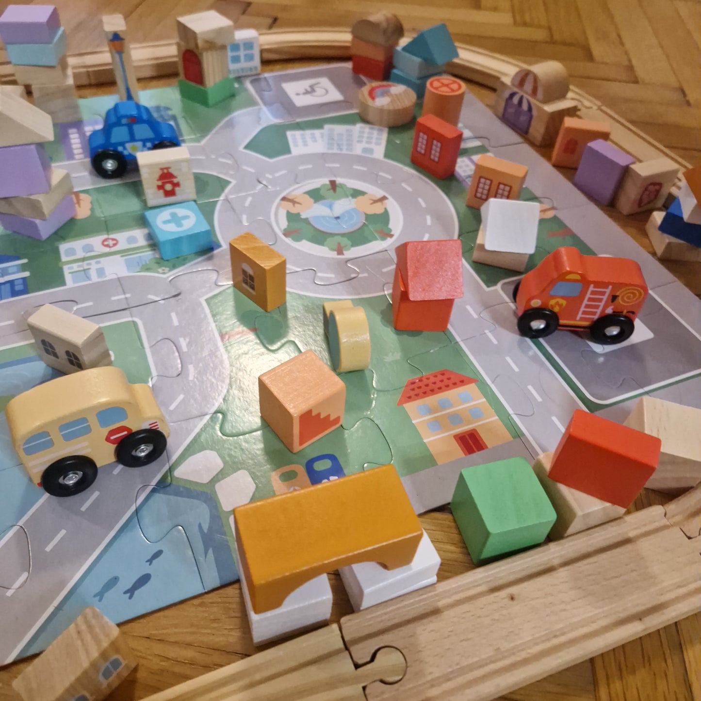 Tündéri városi pálya építőkockákkal, puzzle várossal, kisautókkal, sínekkel