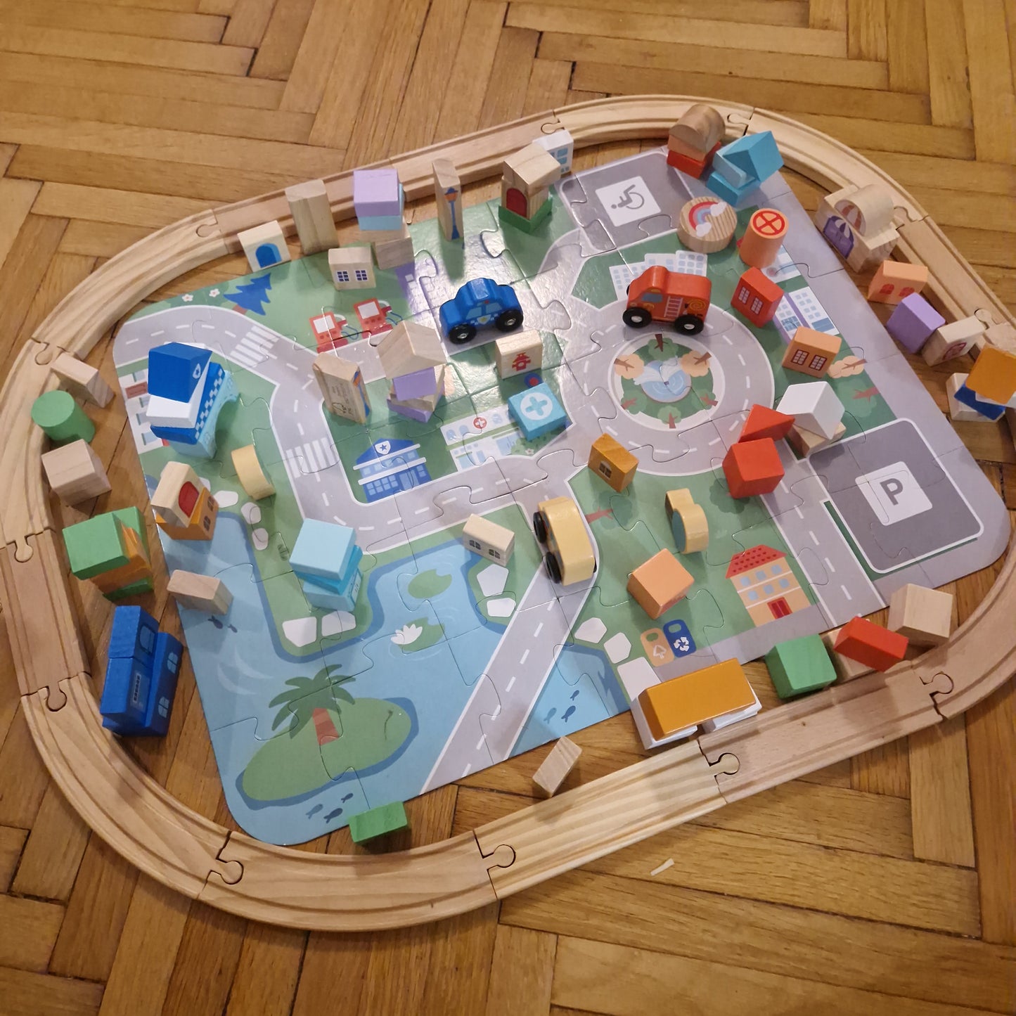 Tündéri városi pálya építőkockákkal, puzzle várossal, kisautókkal, sínekkel