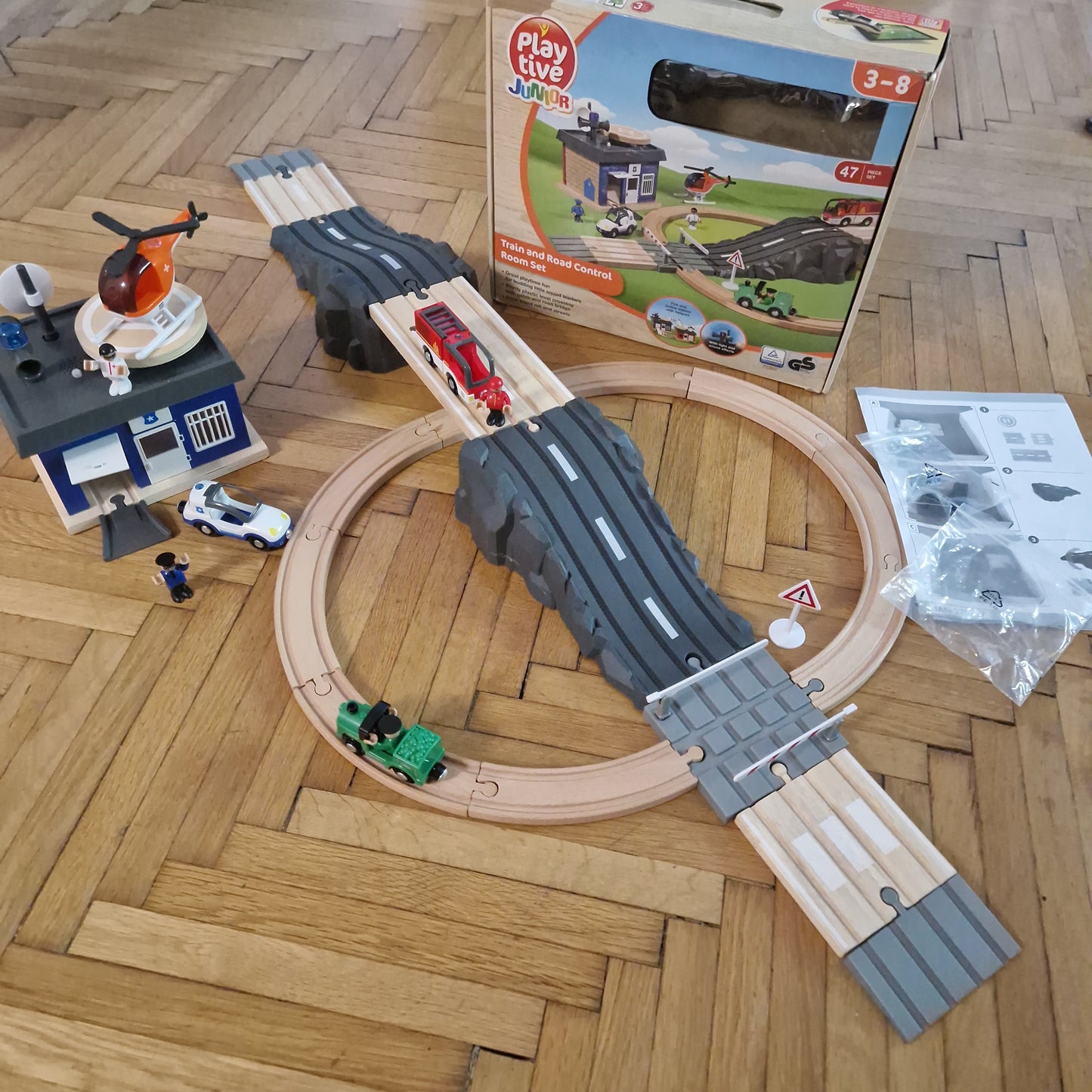 Szuper autó és vonatpálya dobozában minden tartozékával