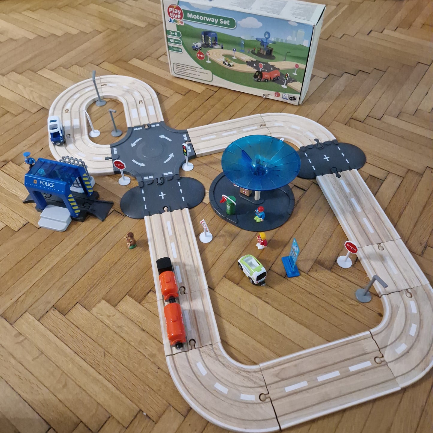 Óriási autópálya rengeteg szuper kiegészítővel, dobozában