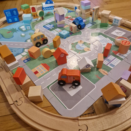 Tündéri városi pálya építőkockákkal, puzzle várossal, kisautókkal, sínekkel