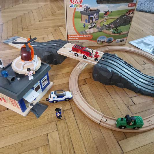 Szuper autó és vonatpálya dobozában minden tartozékával