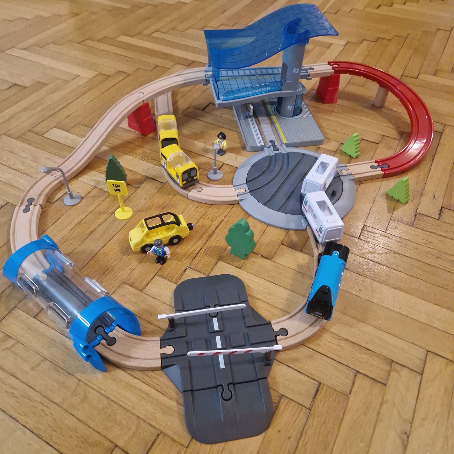 Futurisztikus pálya, szupergyors kisvonattal, fényalagúttal sok kiegészítővel
