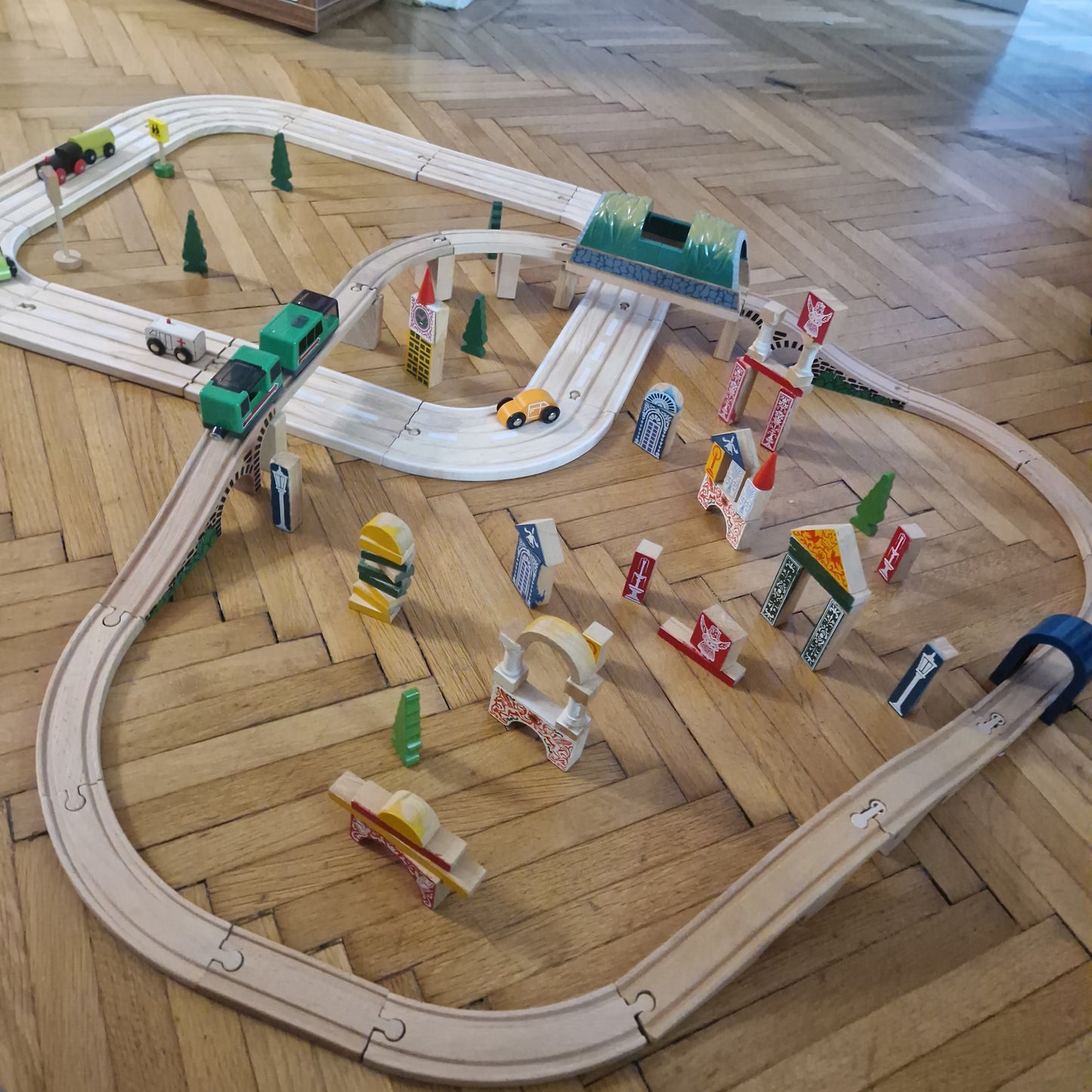 Hatalmas autópálya és vonatpálya kombinációja elektromos kisvonattal