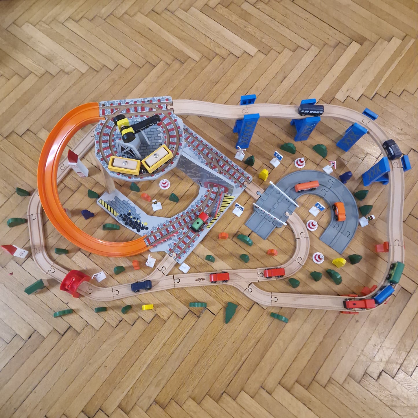 Hatalmas különleges woody vonatpálya rengeteg tartozékkal, daruval