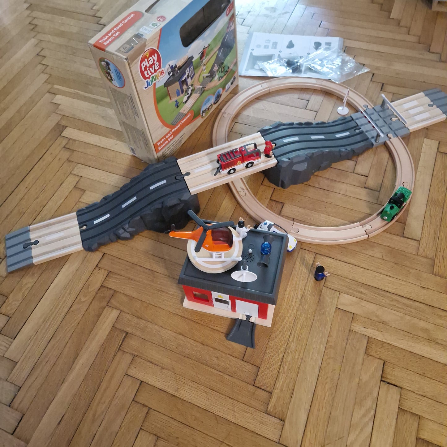 Szuper autó és vonatpálya dobozában minden tartozékával