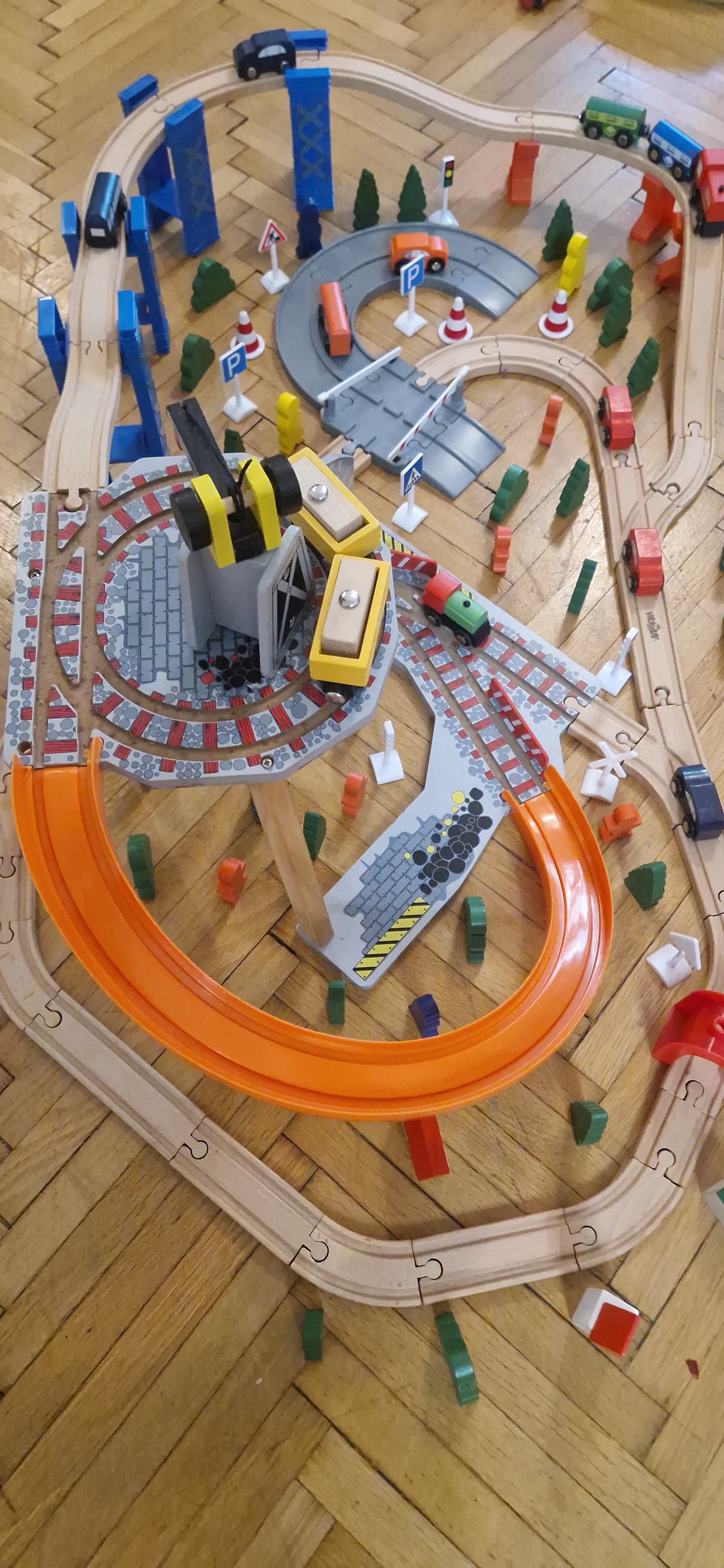 Hatalmas különleges woody vonatpálya rengeteg tartozékkal, daruval