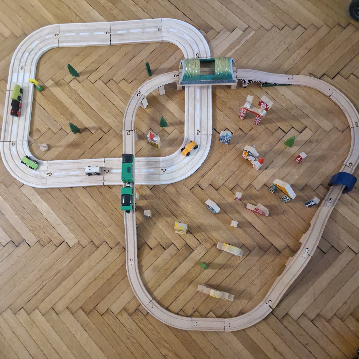 Hatalmas autópálya és vonatpálya kombinációja elektromos kisvonattal
