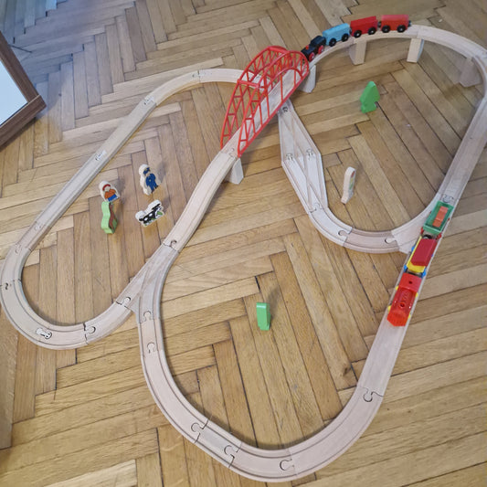 Nagy piros hidas vonatpálya két kisvonattal