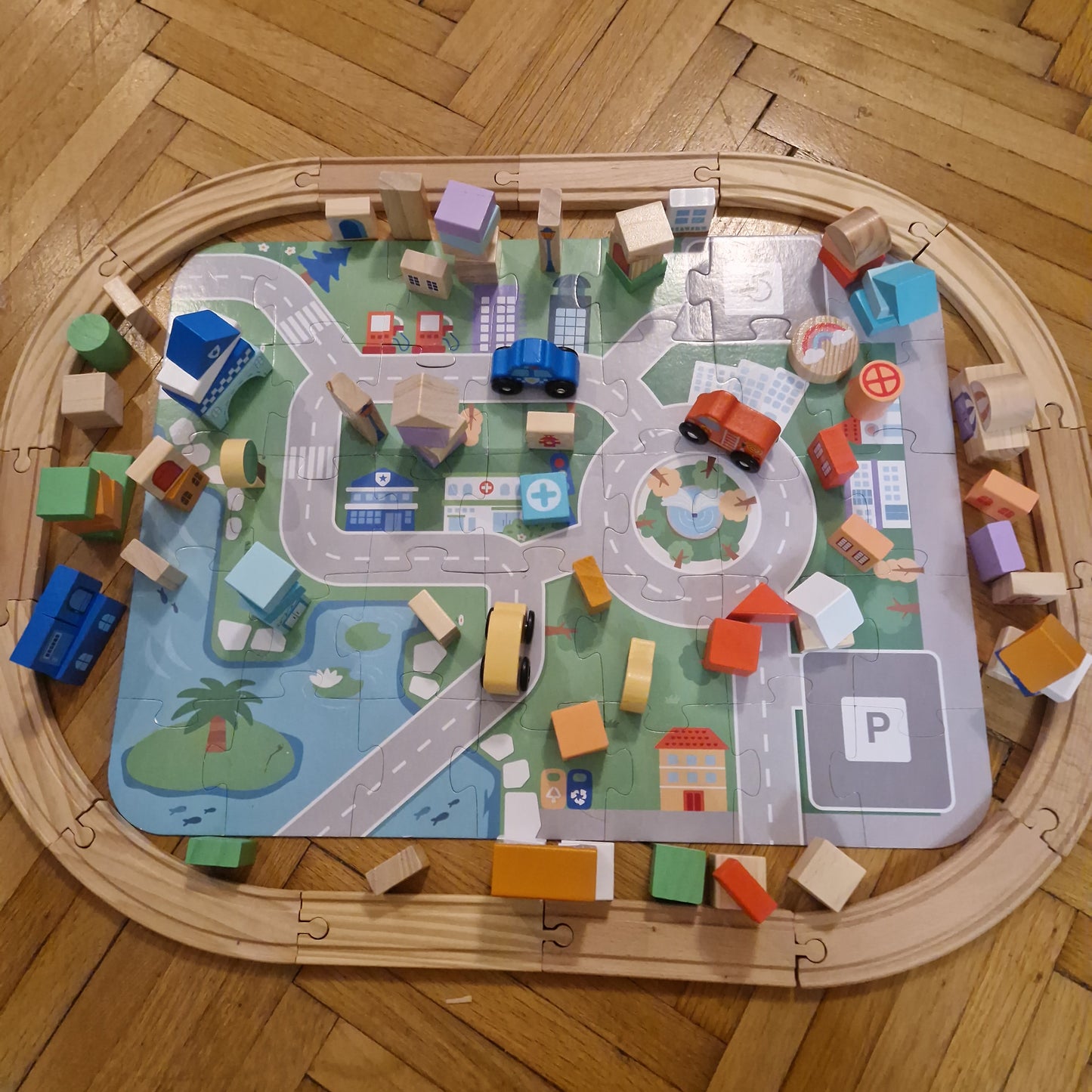 Tündéri városi pálya építőkockákkal, puzzle várossal, kisautókkal, sínekkel