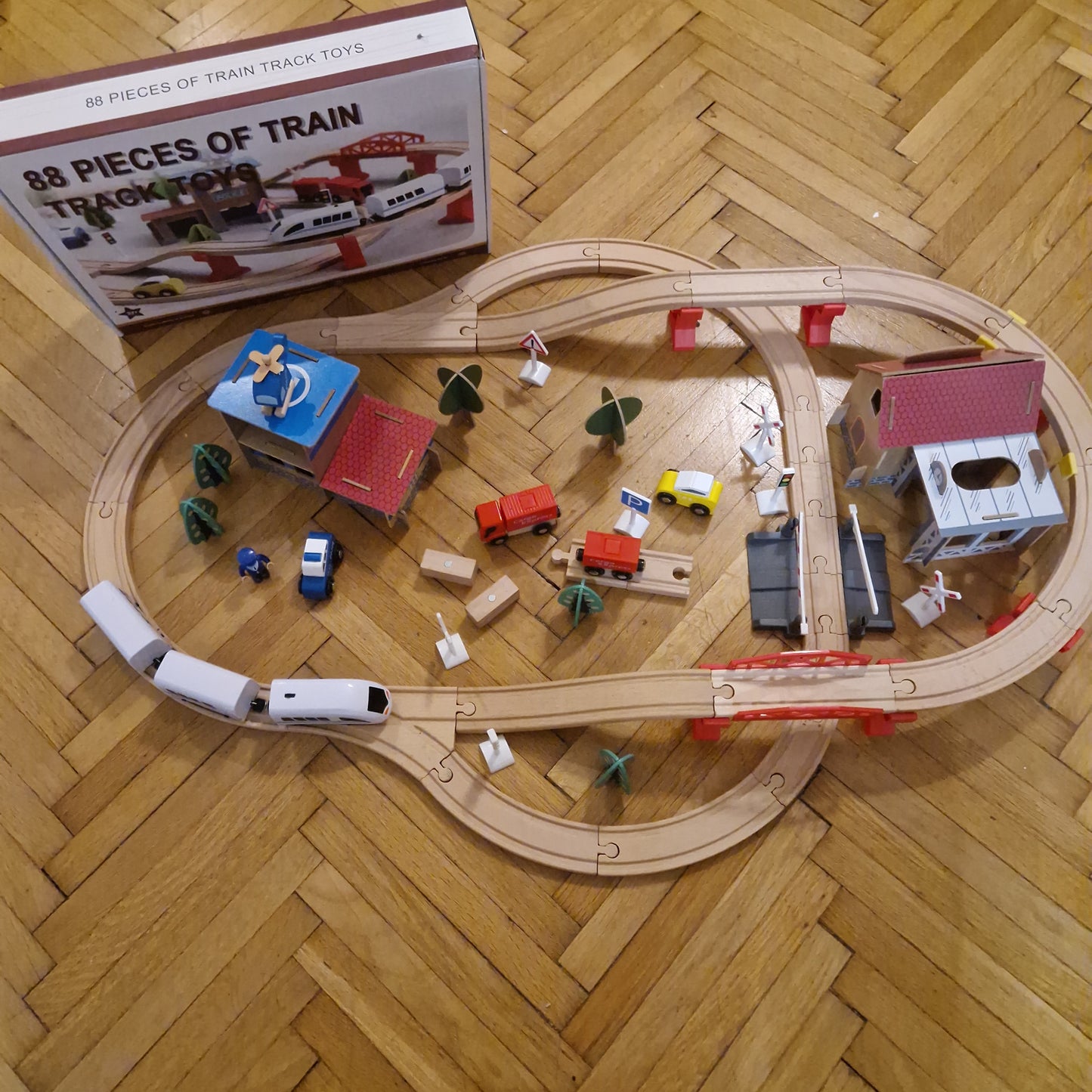 Városi vonatpálya sok kiegészítővel