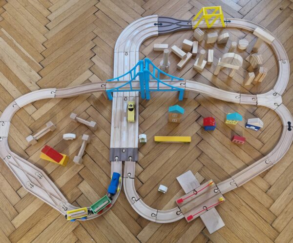 Hatalmas autópálya és vonatpálya két híddal, sorompós átkelővel - Image 2