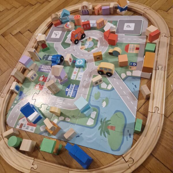 Tündéri városi pálya építőkockákkal, puzzle várossal, kisautókkal, sínekkel - Image 4