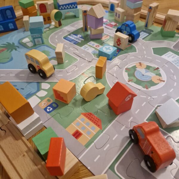 Tündéri városi pálya építőkockákkal, puzzle várossal, kisautókkal, sínekkel - Image 5