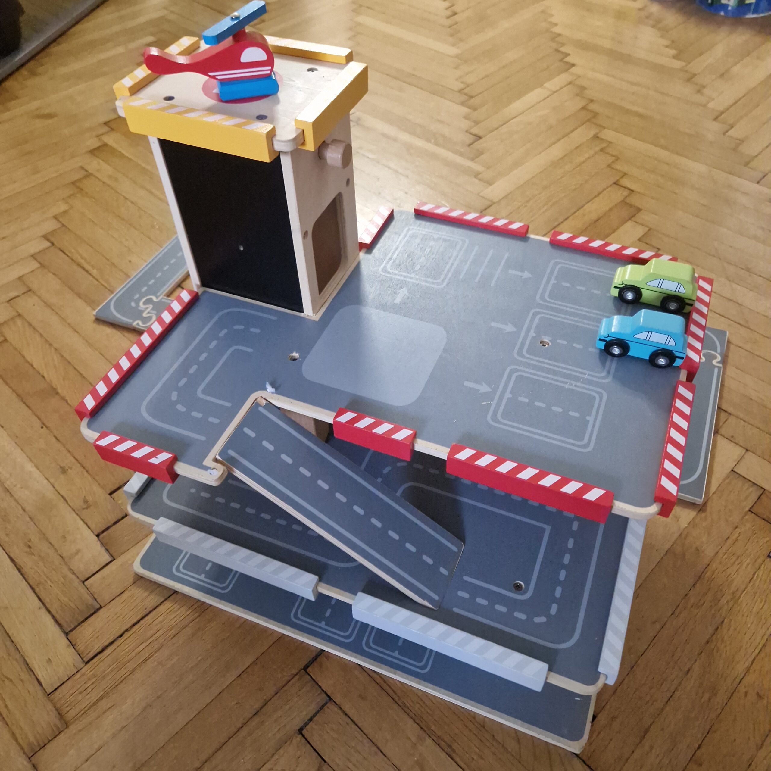 Óriási fa parkolóház - Image 2