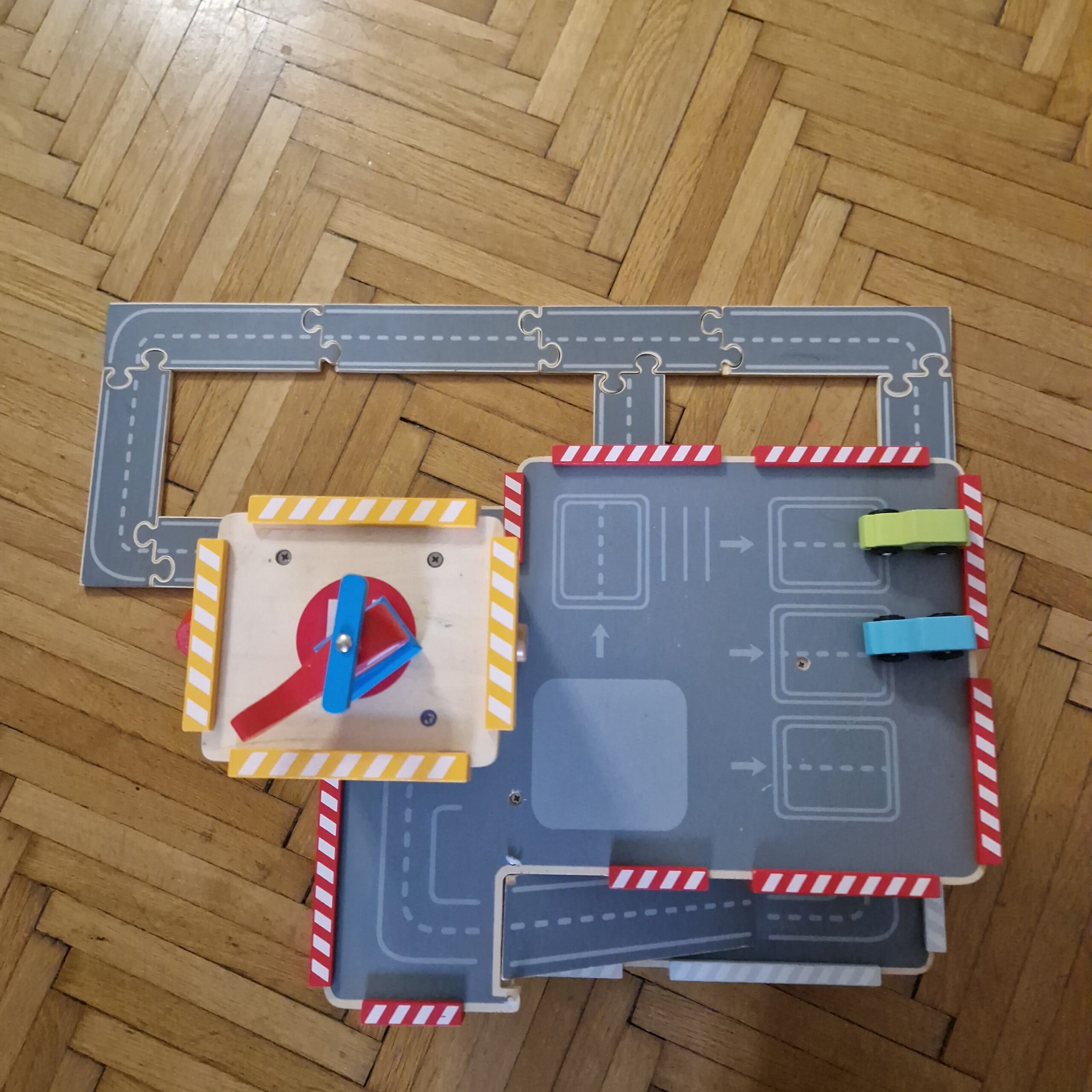 Óriási fa parkolóház - Image 3