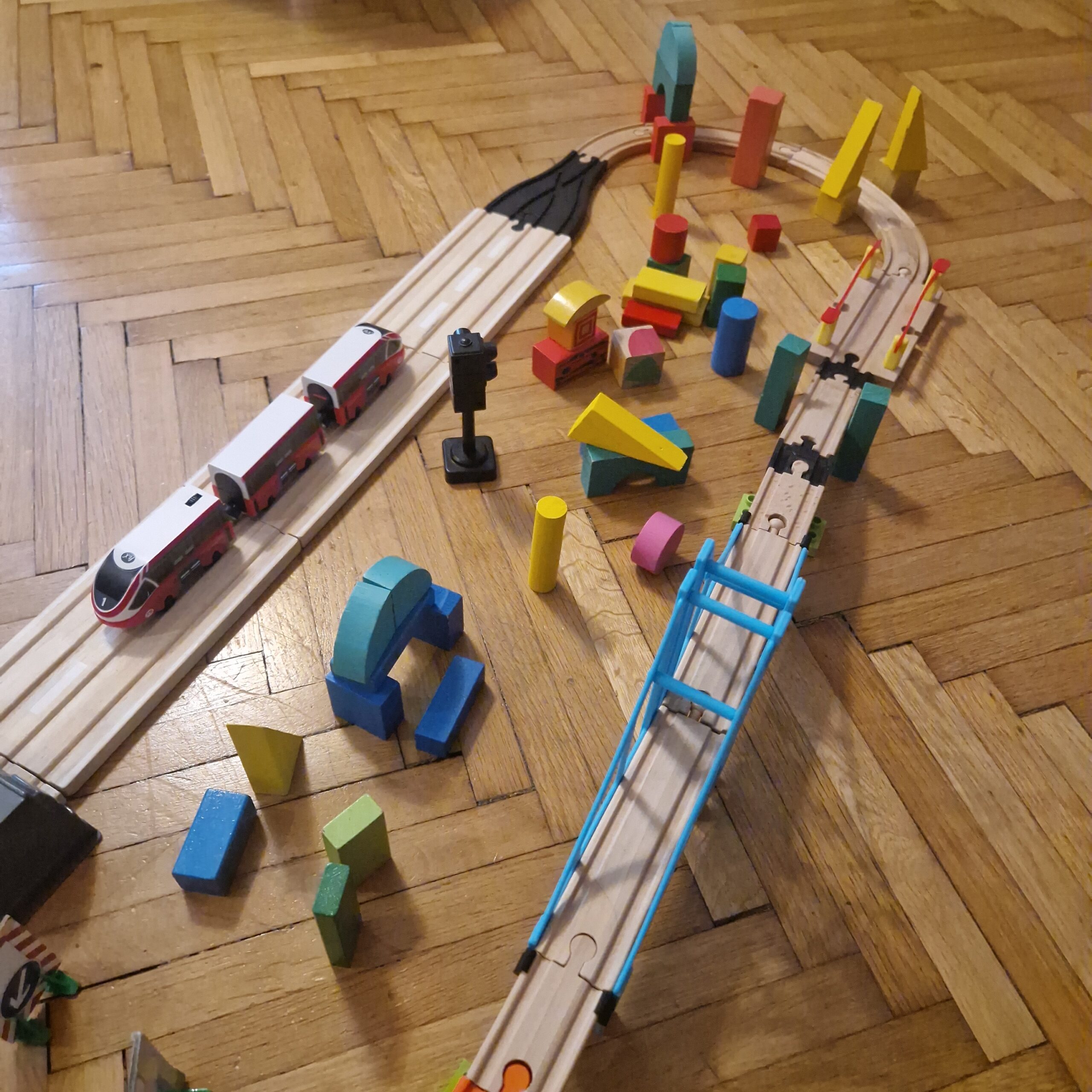 Különleges egyedi autó és vonatpálya SIHU adapterekkel