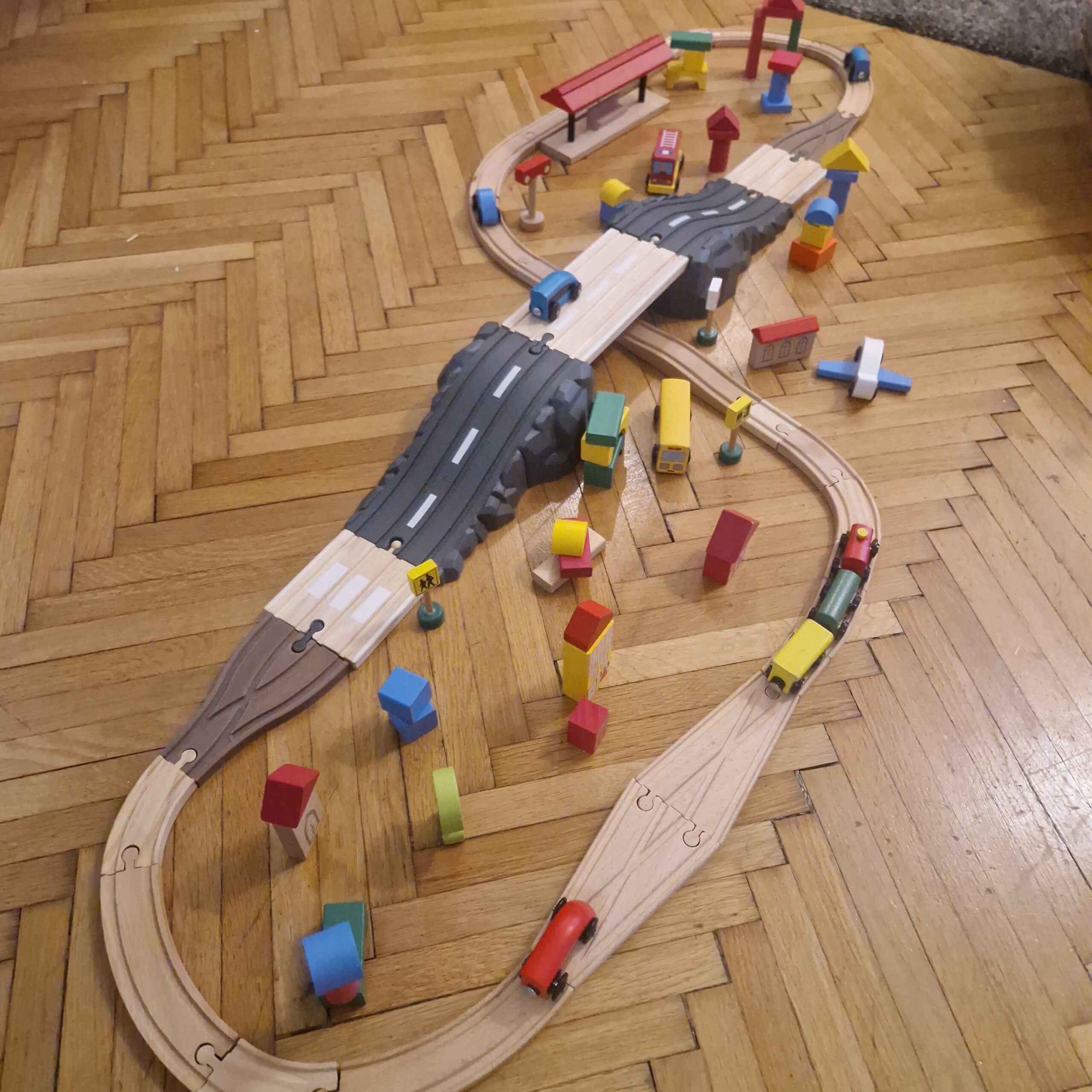 Hidas autopálya és vonatpálya kombináció