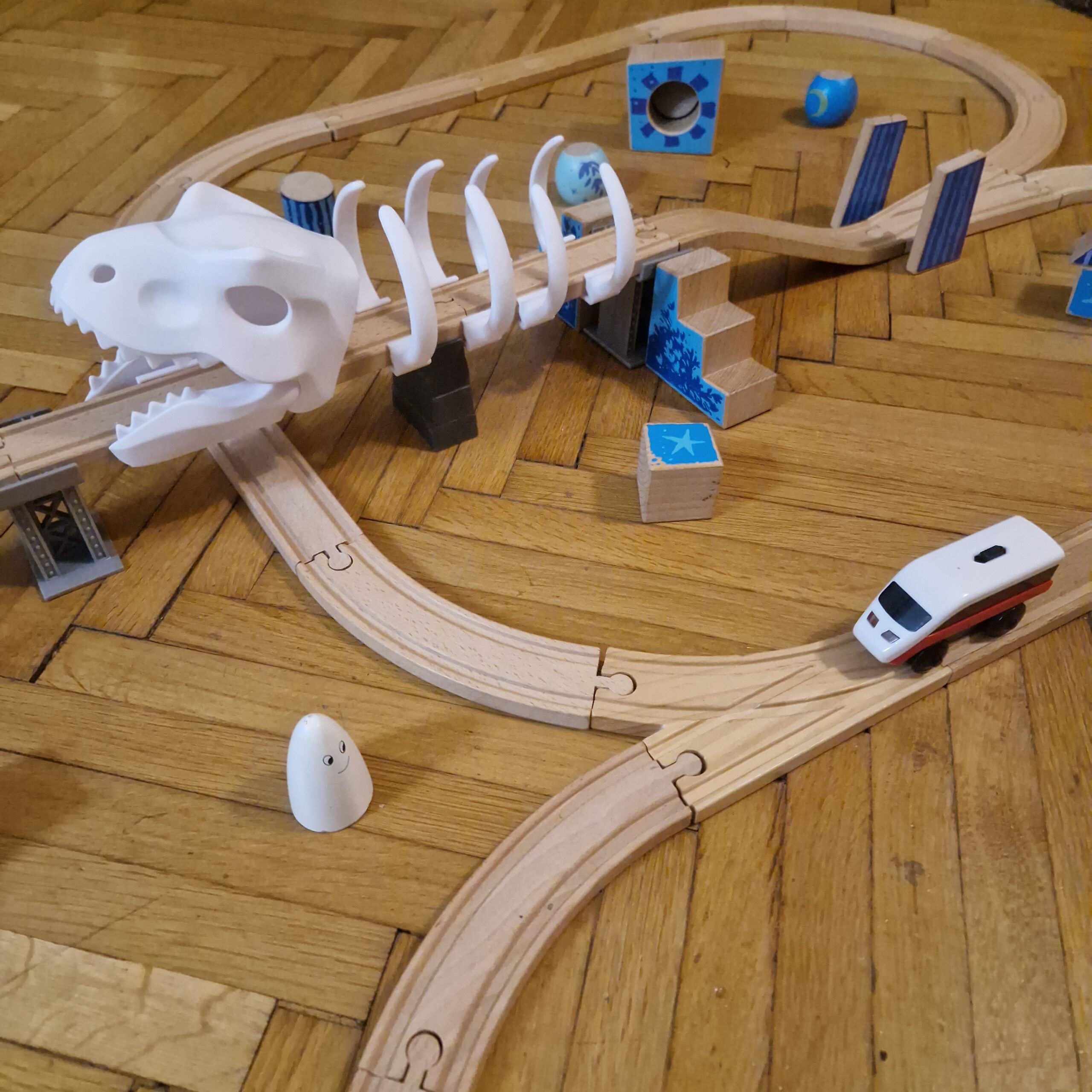 Dínós vonatpálya fa kiegészítókkel elektromos kisvonattal