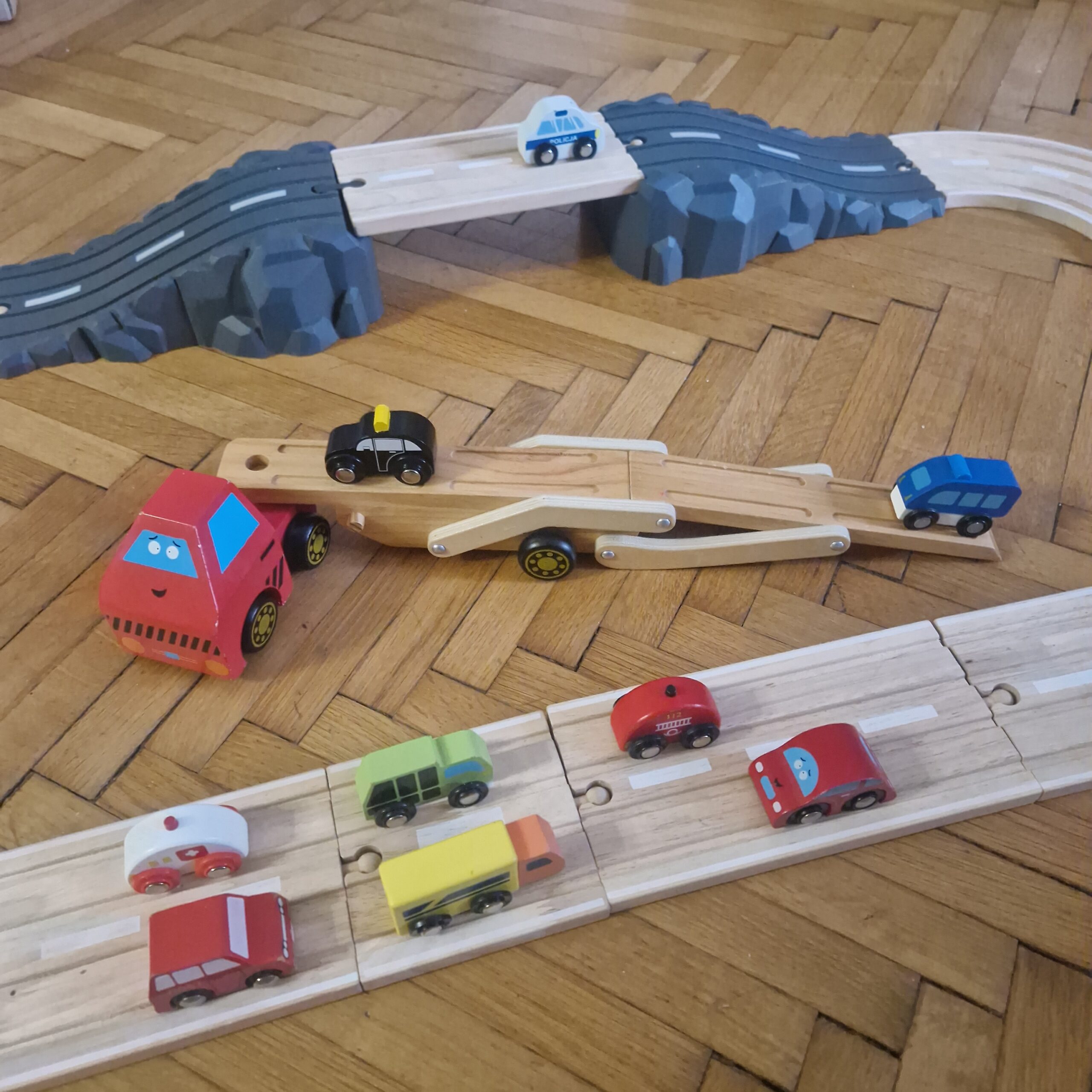 Autópálya híddal, autószállítóval