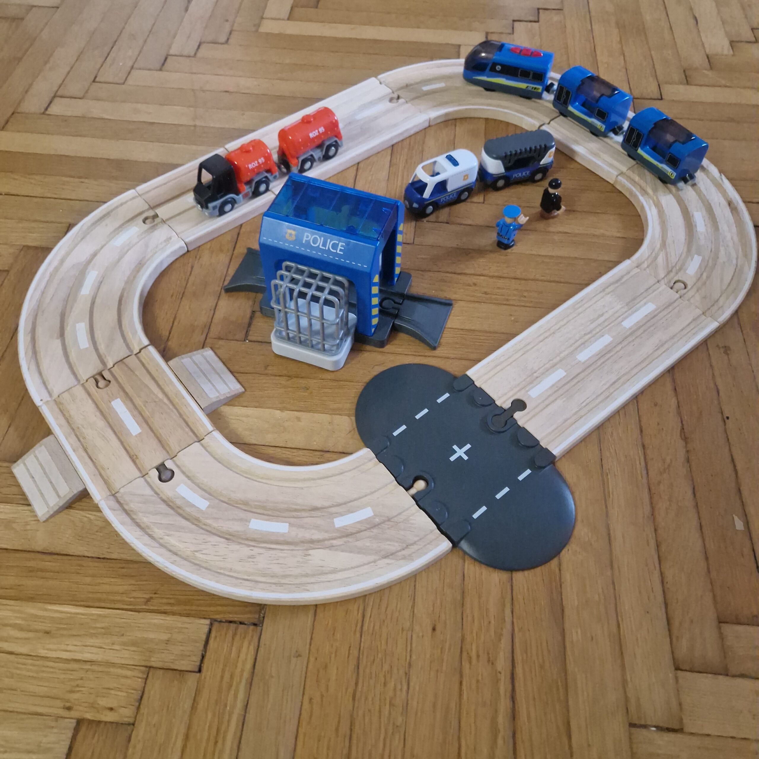 Autópálya rendőrséggel elektromos vonattal - Image 5