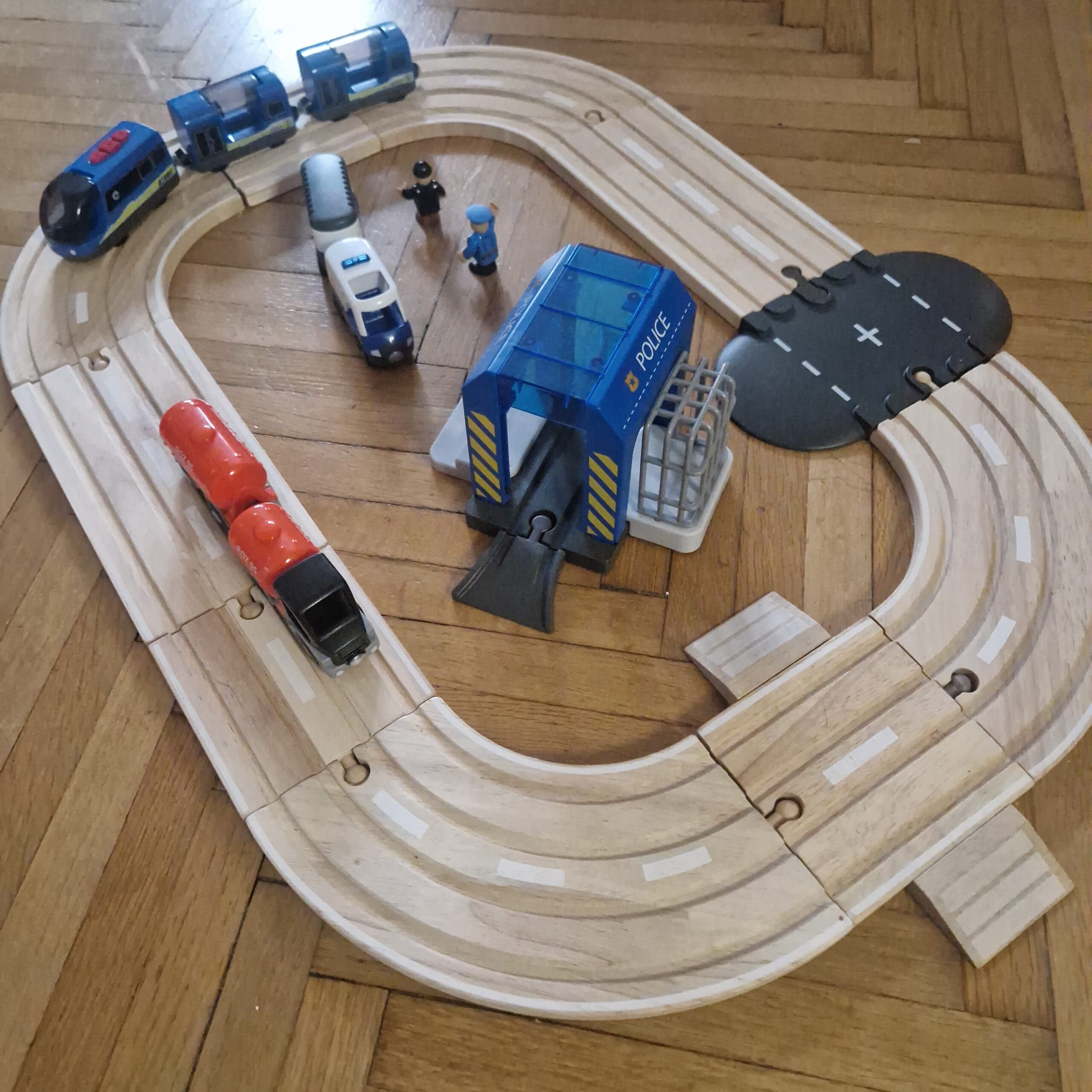 Autópálya rendőrséggel elektromos vonattal