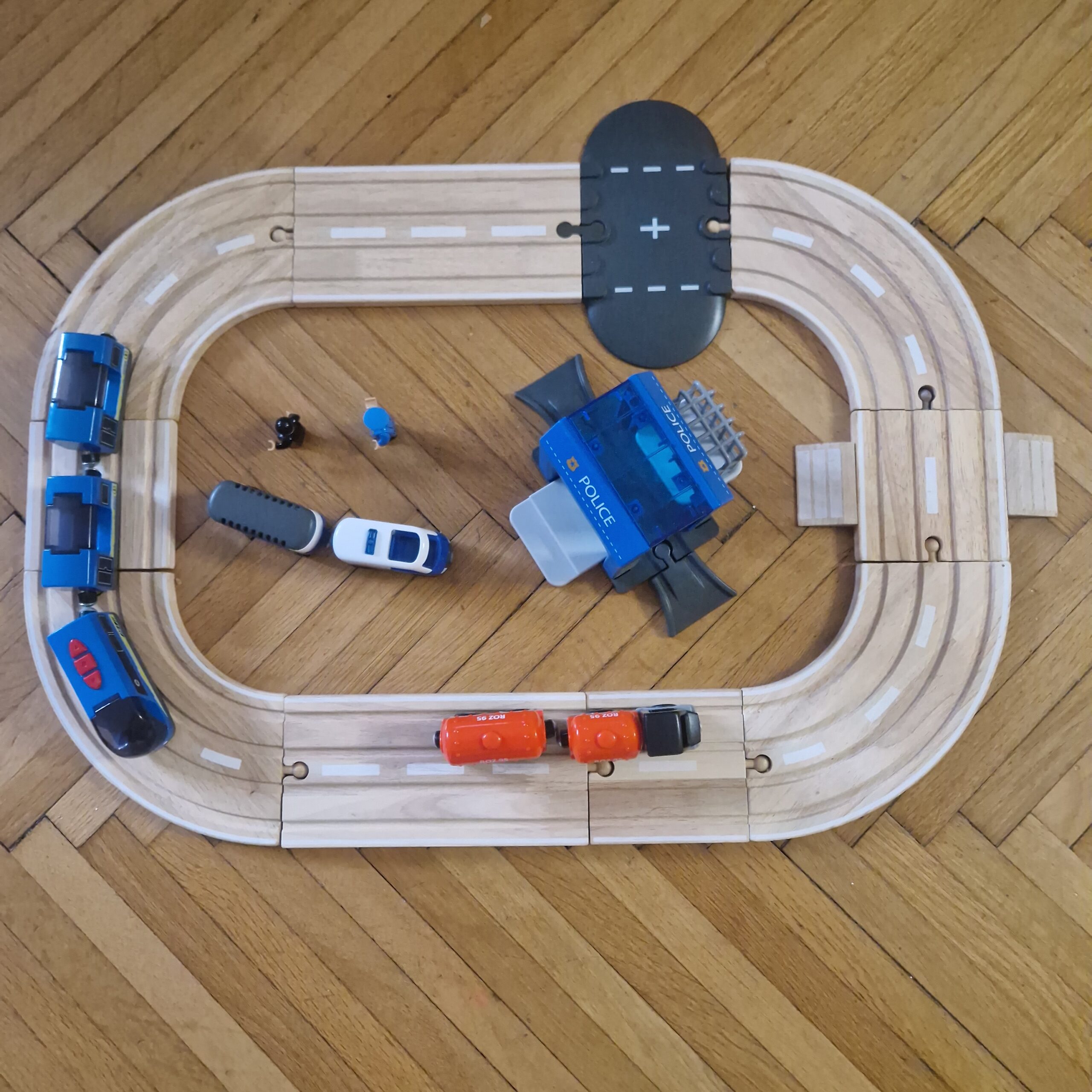 Autópálya rendőrséggel elektromos vonattal - Image 3