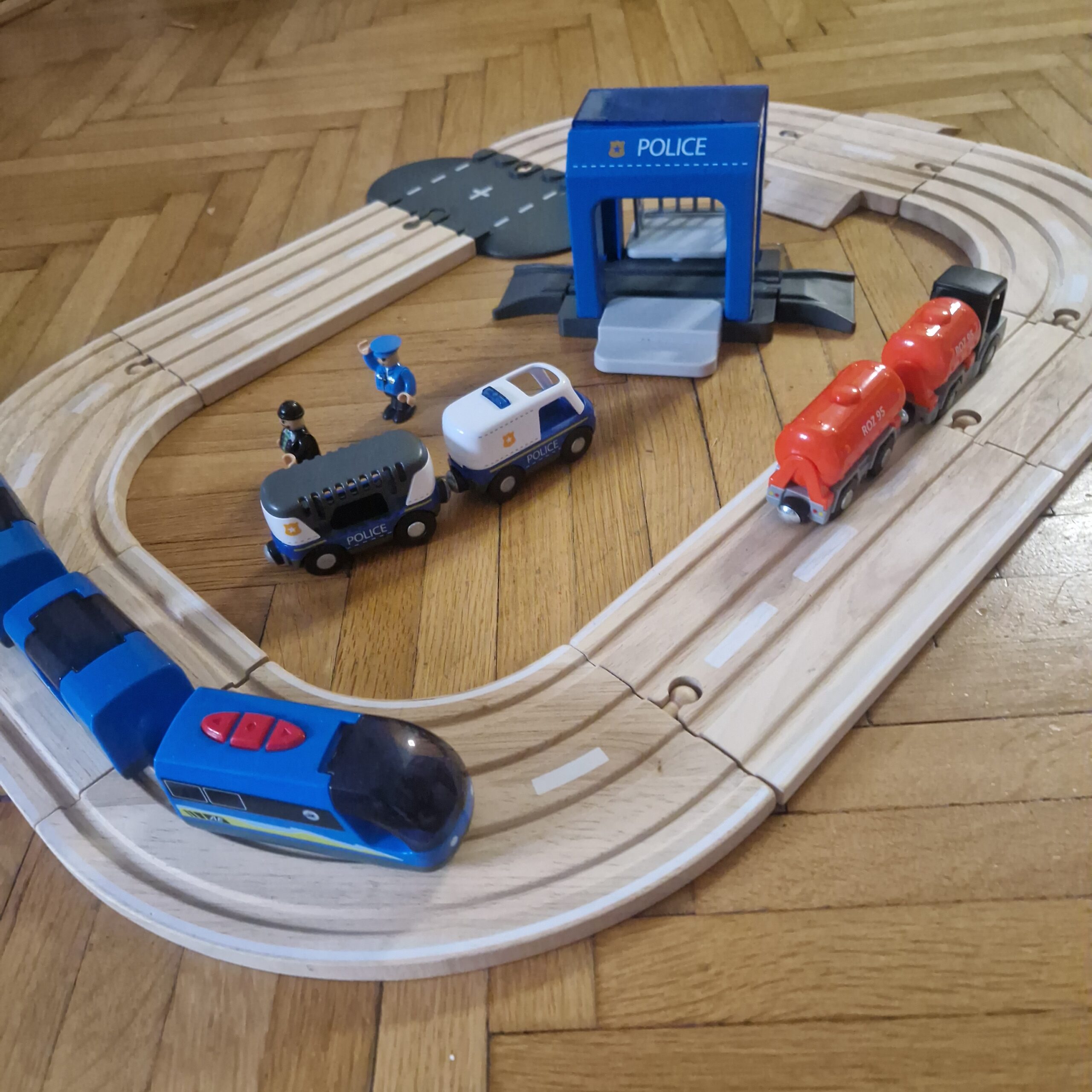 Autópálya rendőrséggel elektromos vonattal - Image 2