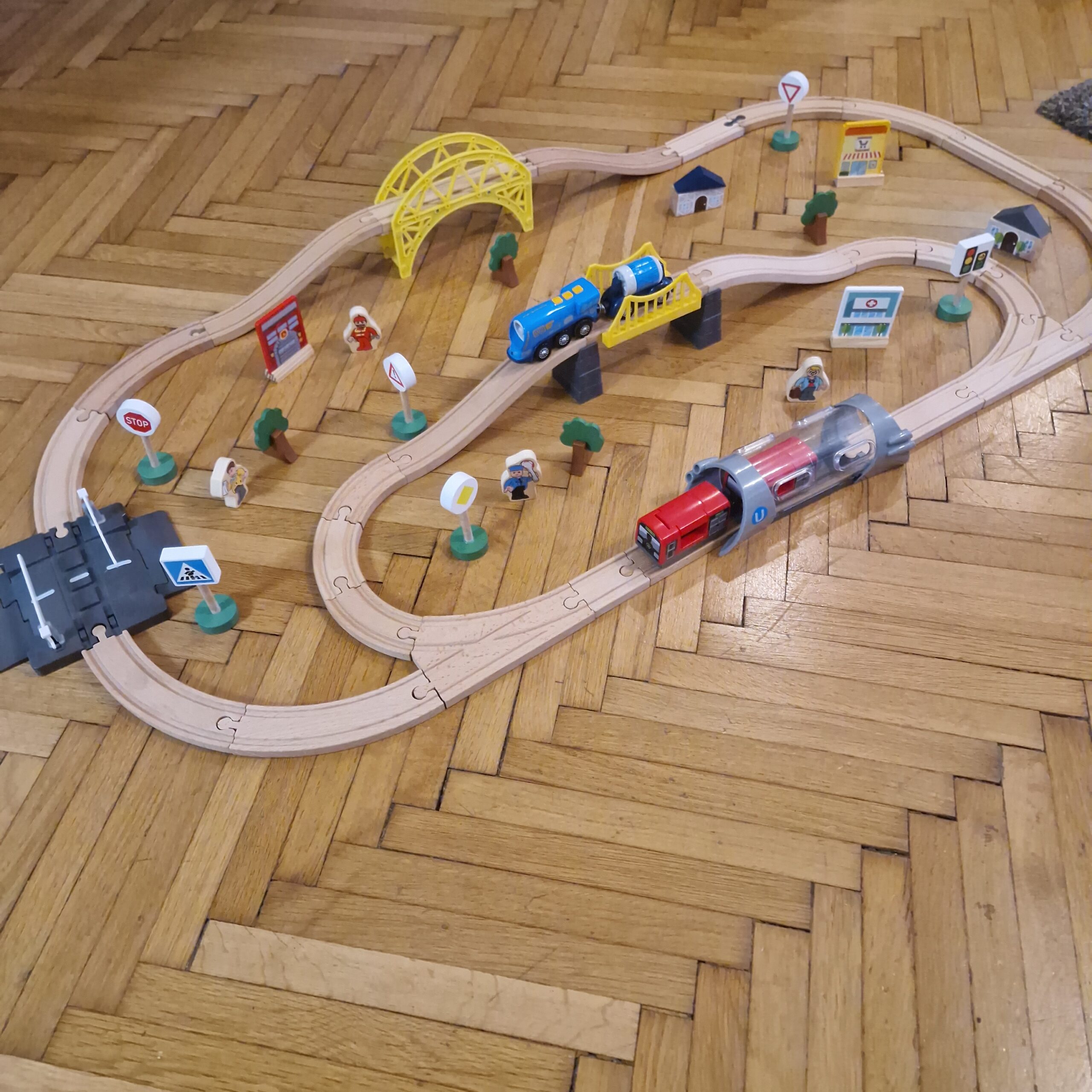 Nagy egyedi pálya elektromos kisvonattal